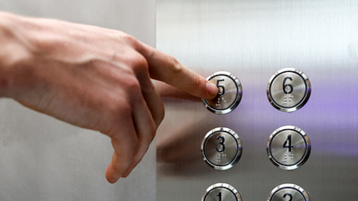 В многоэтажке Пскова рухнул лифт, в котором находилась мать с тремя детьми