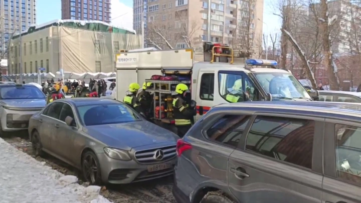 Горит редакция Известий в Москве: Кадры с места. Дымом затянуло несколько этажей