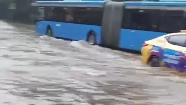 Дождь и ветер нарушили работу наземного транспорта в Москве