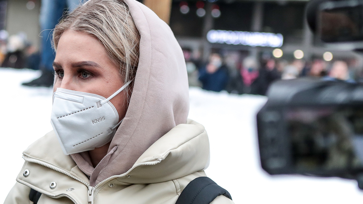 Бежав из России, Соболь бросила и семью: Берегите себя