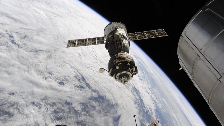 МКС избежала столкновения с космическим мусором на орбите - Роскосмос