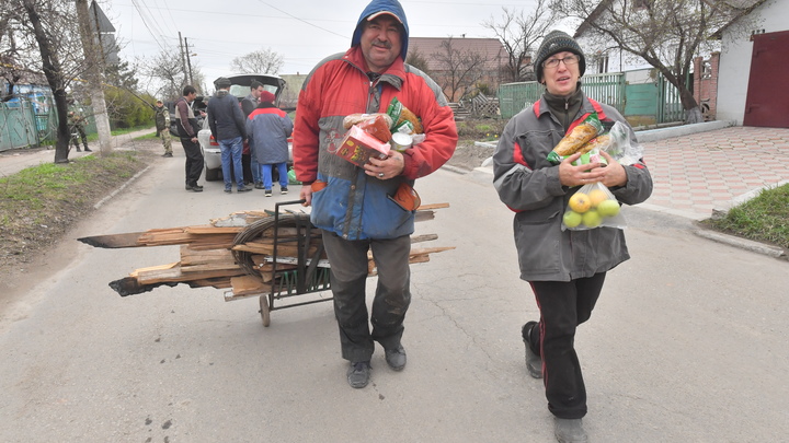 Народный фронт передал гуманитарную помощь бердянским мамам и старикам