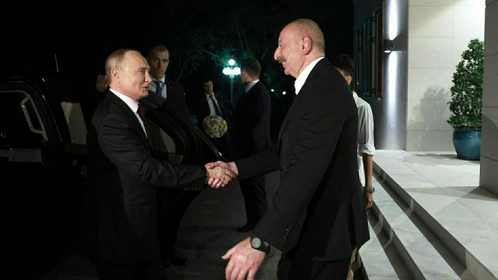 Путин и Алиев посетили в Баку кафедральный собор Русской Православной Церкви