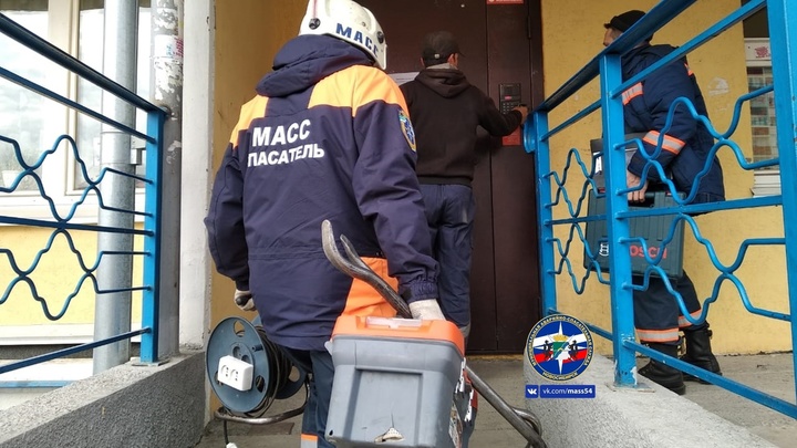 В Новосибирске трое детей оказались заперты в квартире без взрослых