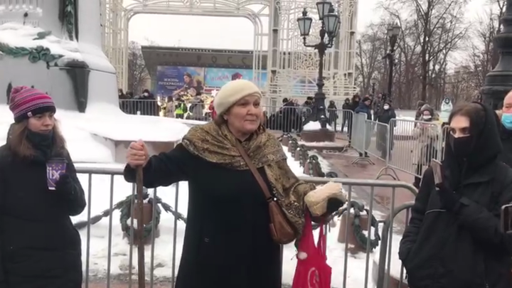 Он открыл глаза всем: На прогулке Навального москвичка с палкой устроила своё шоу