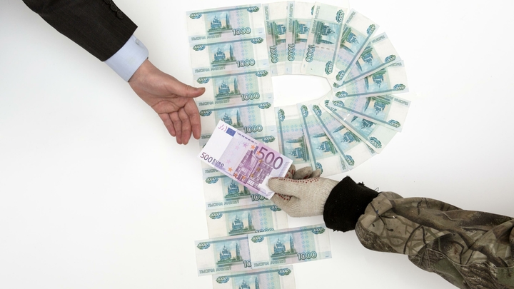 Ситуация не тревожная, но рублю конец? Экономист сделал удручающий прогноз после скачка евро