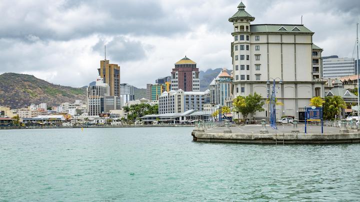 Русские избегут карантина: Ещё одна страна признала Спутник V