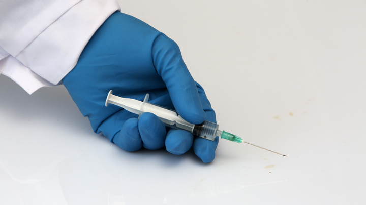 Кому поставят прививку? В России дан старт массовой вакцинации от COVID