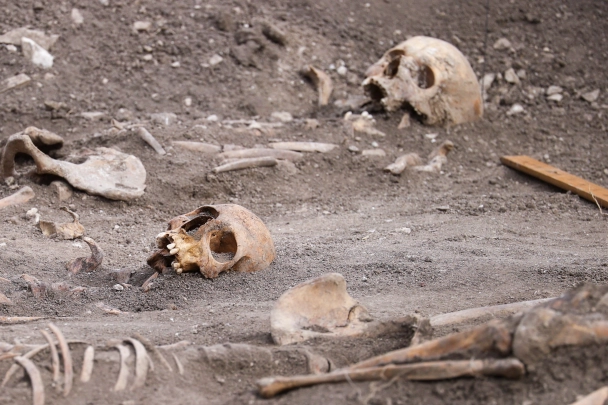 Неожиданная находка археологов: в старинном замке во Франции найдены забальзамированные тела