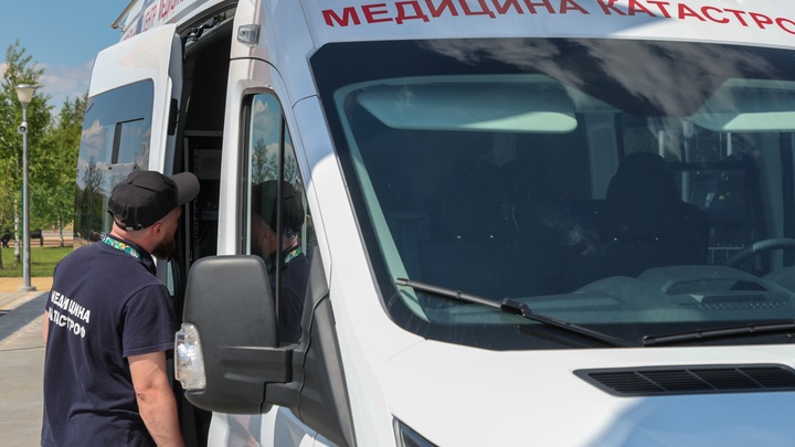 Рабочий провалился в квартиру, ремонтируя крышу дома в Нижнем Новгороде