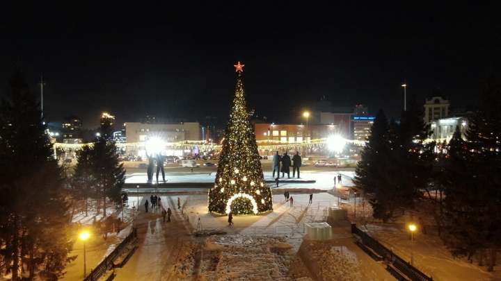 В первый день зимы в центре Новосибирска зажгли огни на новогодней ёлке