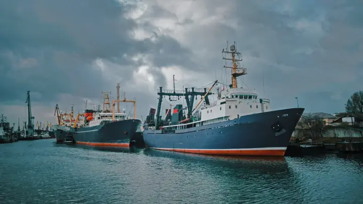 Тела погибших на сахалинском судне в Китае моряков доставят в Россию