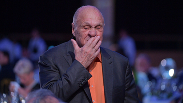 Володя рыдал: А сволочи на мерседесах ездят: Друг Меньшова не сдержал слёз на прощании