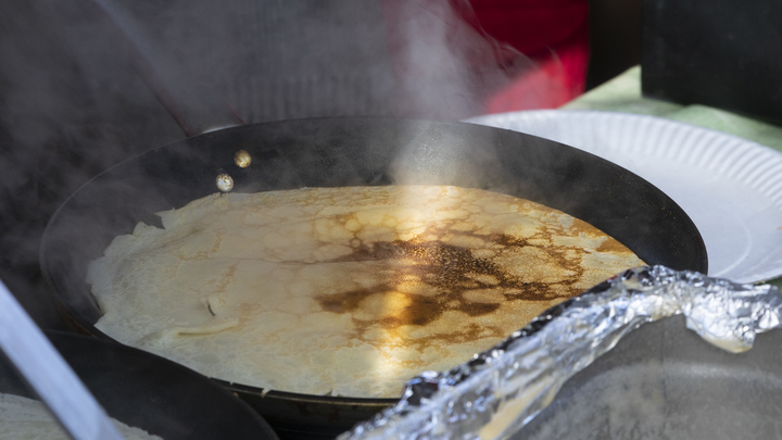 Медведь – кайфовое мясо: В Новосибирске гостей гастрофестиваля накормили блинами с медвежатиной
