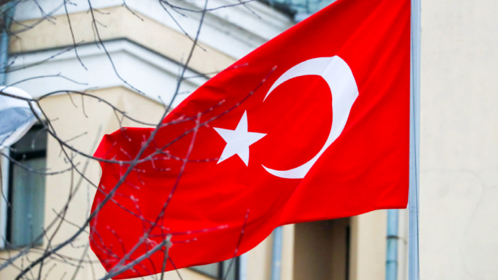 Последствия землетрясения в Турции: В порту Искендерун начался сильный пожар