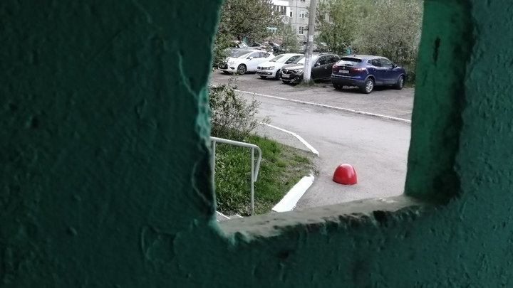 В мэрии не реагируют: незаконные парковки в Челябинске сносить не хотят