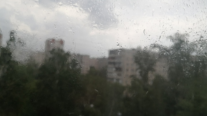 В Миассе дети устроили заплыв в потоке дождевой воды возле дома