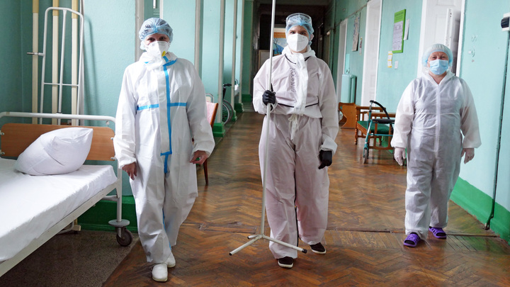 Прошу не судить строго: Врач впервые с марта покинул красную зону ковидного госпиталя