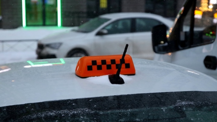 В Кузбассе таксист обнаружил без вести пропавшего 13-летнего школьника на обочине дороги