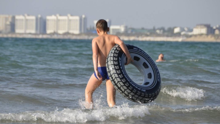 В Анапе из-за отжимного ветра запретили купаться с надувными плавсредствами