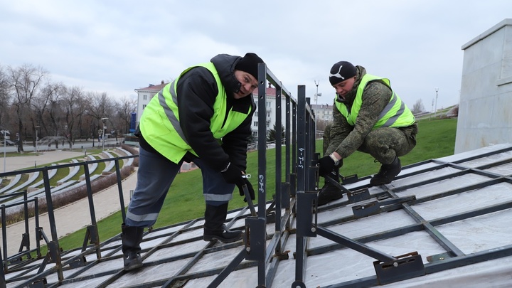 В Самаре начали украшать улицы к Новому году