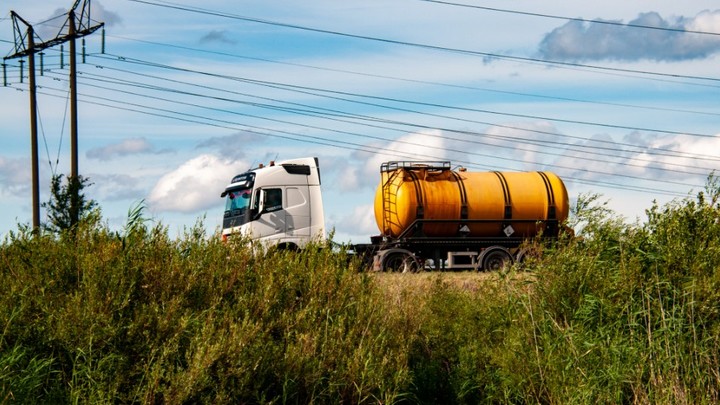 Две сотни пострадавших беженцев из Карабаха: На трассе из Степанакерта взорвался бензовоз