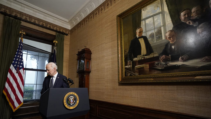 Про санкции вы ему что-то говорили?: Медведев анекдотом описал звонок Байдена Путину