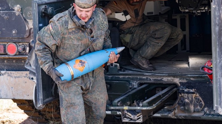 Командир ВСУ сознался: Укронацисты бросают иностранное оружие и бегут