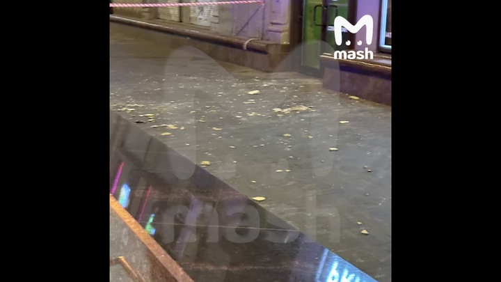Кусок лепнины с жилого дома рухнул на двух девушек в центре Москвы