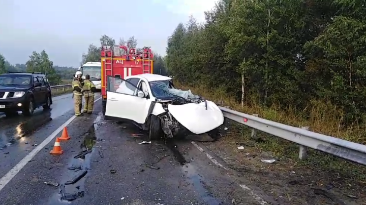 Водитель внедорожника Hyundai влетел в отбойник и угодил под фуру в Нижегородской области
