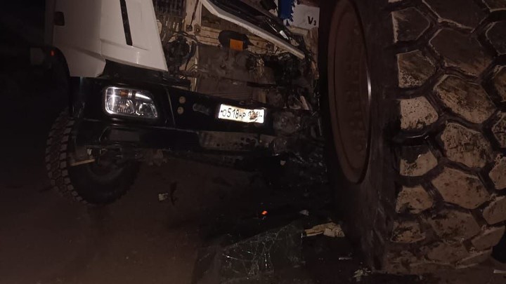 Грузовик влетел под БелАЗ на угольном разрезе в Забайкалье