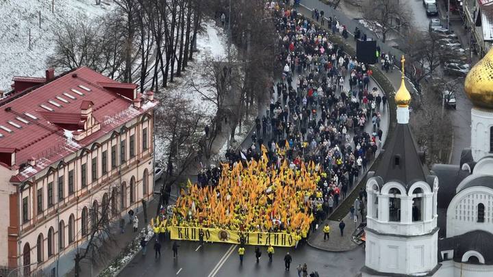 Гигантский крестный ход в Нижнем Новгороде: Тысячи людей не остановила ни погода, ни противник