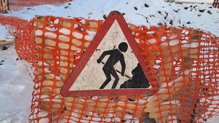 Жители Новосибирска пожаловались на яму с кипятком около школы и детсада