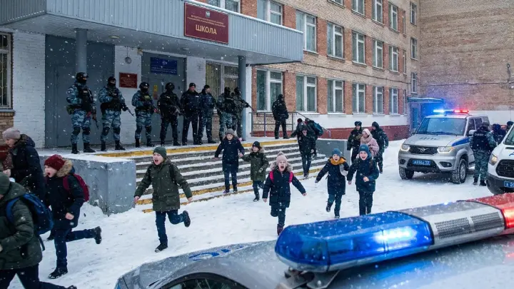 Десятиклассник выстрелил из ружья в учителя математики. Пятое нападение в школах за месяц. Что происходит?