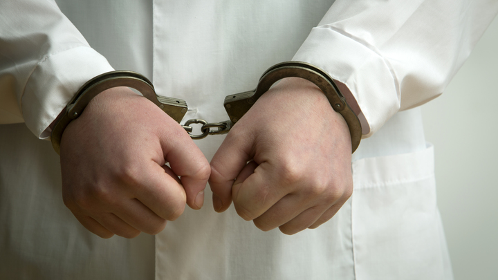 Единственный в свердловском городе патологоанатом избежал срока за хранение оружия из-за работы