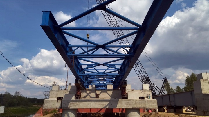 На реке Киржач идет монтаж пролетов моста трассы М-12