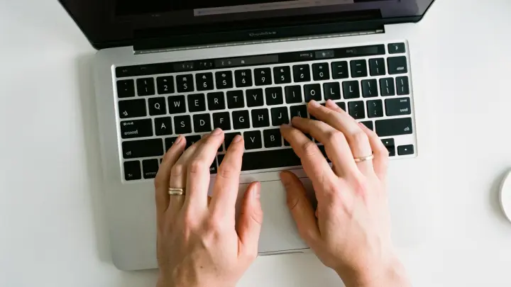 Блогер отсудил 100 тысяч у бота-клона, который 7 лет воровал его контент