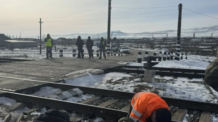 Водитель скорой помощи пострадал при столкновении с поездом в Дагестане