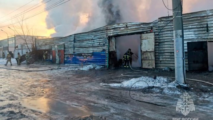 Автосервис на площади 530 квадратных метров загорелся в Красноярске