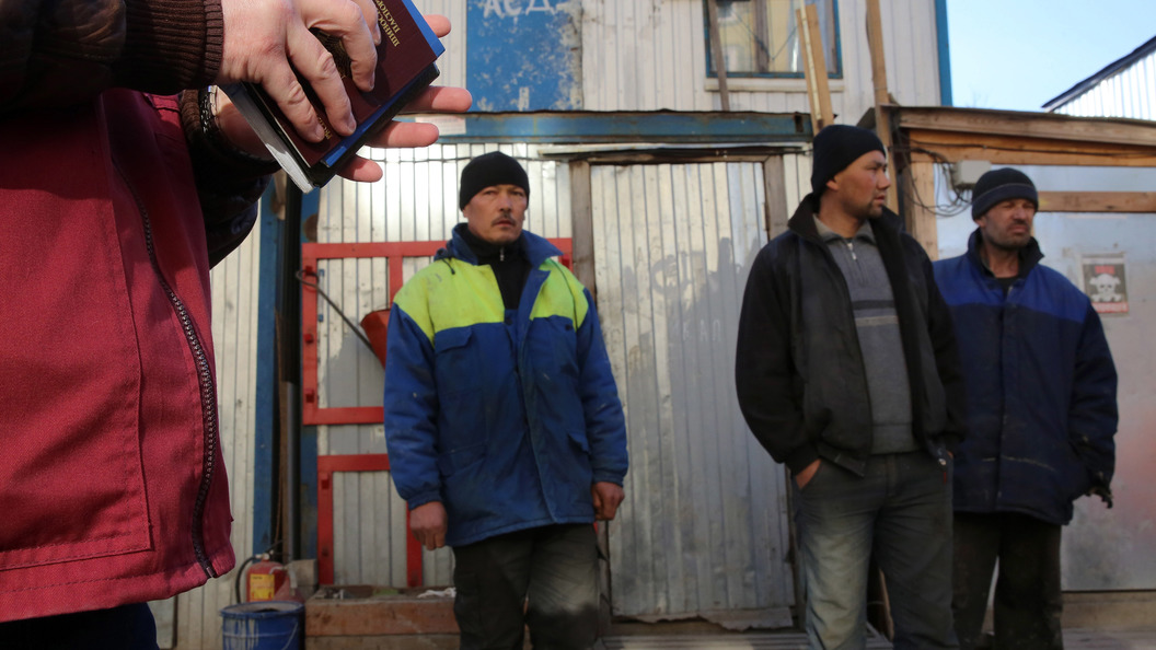 Гастарбайтеры в зеленых. Толпа мигрантов. Котельники эмигранты. Гастарбайтеры на стройке. Гастарбайтеры последние новости на сегодня.