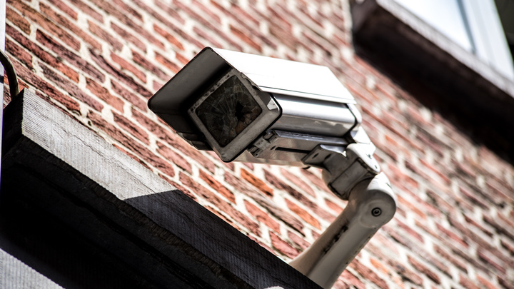 Зачем застройщик следил за окнами жильцов: Компания оправдалась за шпионаж