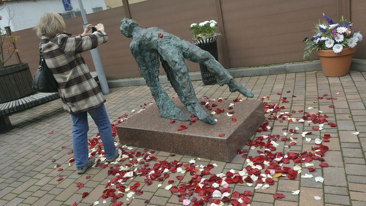 Пахнет 37-м годом: Скульптор памятника Есенину о критике за распятие души