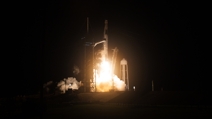 Crew Dragon устроил мягкий захват МКС