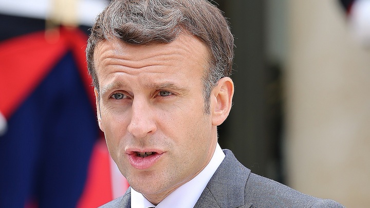 Пощёчина Макрону: Президент Франции поспешил с объяснениями