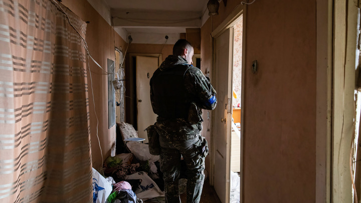 Минутное видео заставило пленного украинского боевика заплакать: Мрази