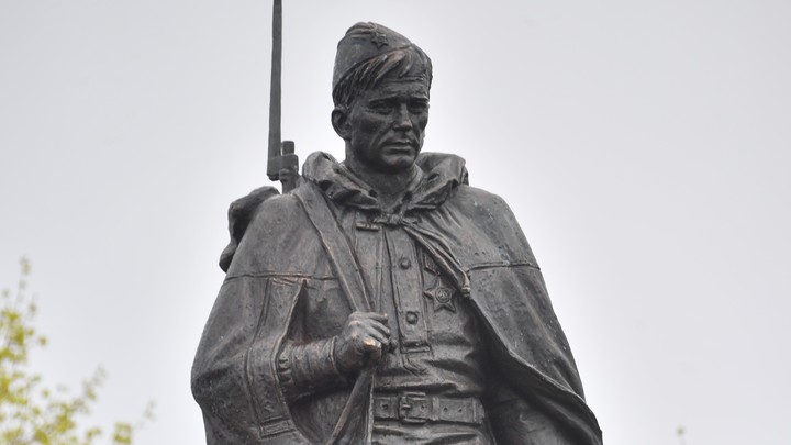 В селе на Украине отказались снести памятник советскому солдату. Началась травля