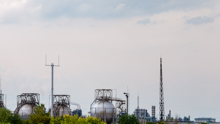 В станице Ленинградской потушили пожар на нефтебазе после атаки беспилотников ВСУ