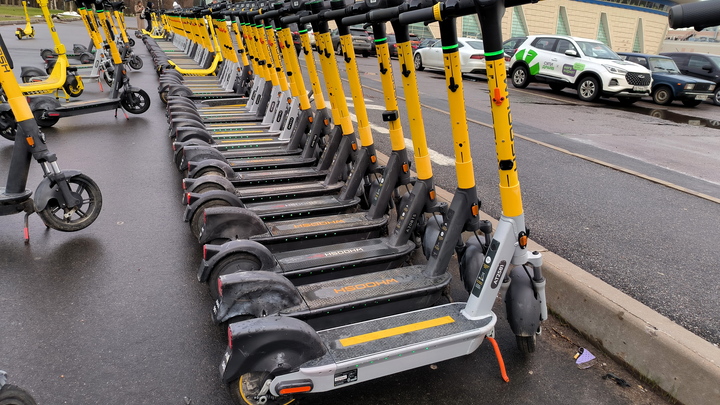 Жаловаться на электросамокатчиков-нарушителей теперь можно через Telegram