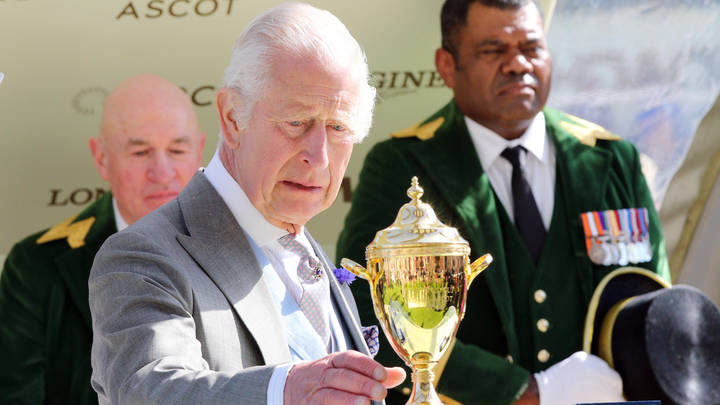 У британского посольства в Москве предлагали иван-чай и спрашивали про бал сатаны. Как прошла русская акция?