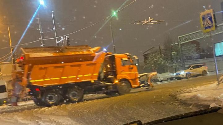 В Краснодаре 56 снегоуборочных машин обрабатывают дороги от наледи